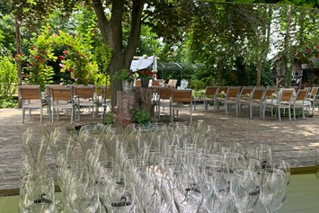 Hochzeit: Empfang und Bestuhlung auf der Terrasse - RAHOFER Bräu Restaurant
