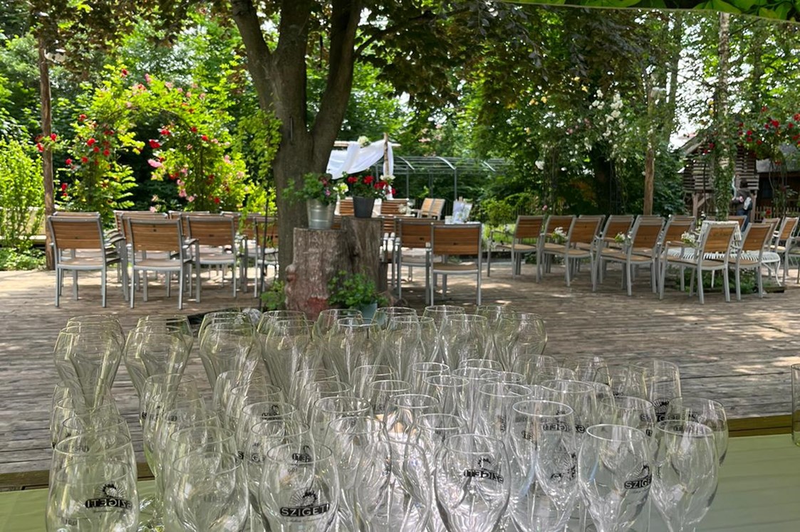 Hochzeit: Empfang und Bestuhlung auf der Terrasse - RAHOFER Bräu Restaurant