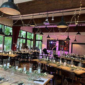 Hochzeit: Blick auf die Bühne im Wintergarten - Tolle Inszenierungen möglich - RAHOFER Bräu Restaurant