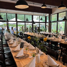 Hochzeit: Weitere Tischformation im Wintergarten. Alles ist möglich! - RAHOFER Bräu Restaurant