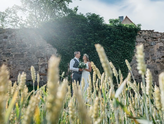 Hochzeitslocation: Die Obstwiese bietet tolle Spots für unvergessliche Hochzeitsfotos. - Hotel Riesengebirge
