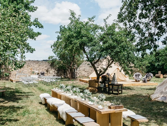 Hochzeitslocation: Bei Schönwetter kann die Hochzeitsfeier auch auf der Obstwiese stattfinden. - Hotel Riesengebirge