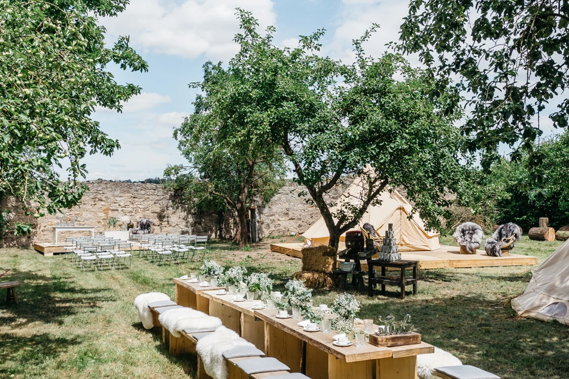 Hochzeitslocation: Bei Schönwetter kann die Hochzeitsfeier auch auf der Obstwiese stattfinden. - Hotel Riesengebirge