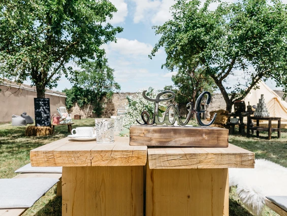 Hochzeitslocation: Die Obstwiese eignet sich ideal für Gartenhochzeiten im Hotel Riesengebirge. - Hotel Riesengebirge