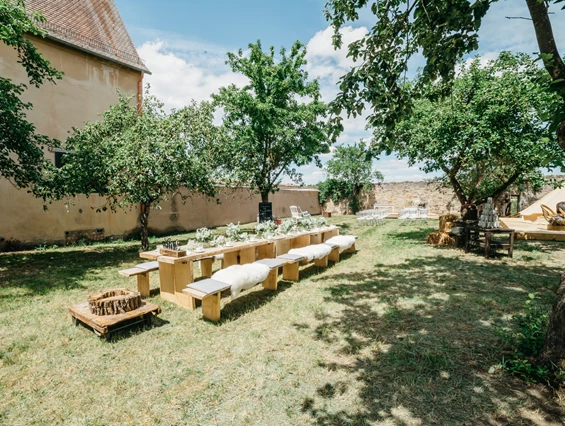 Hochzeitslocation: Bei Schönwetter kann die Hochzeitsfeier auch auf der Obstwiese stattfinden. - Hotel Riesengebirge