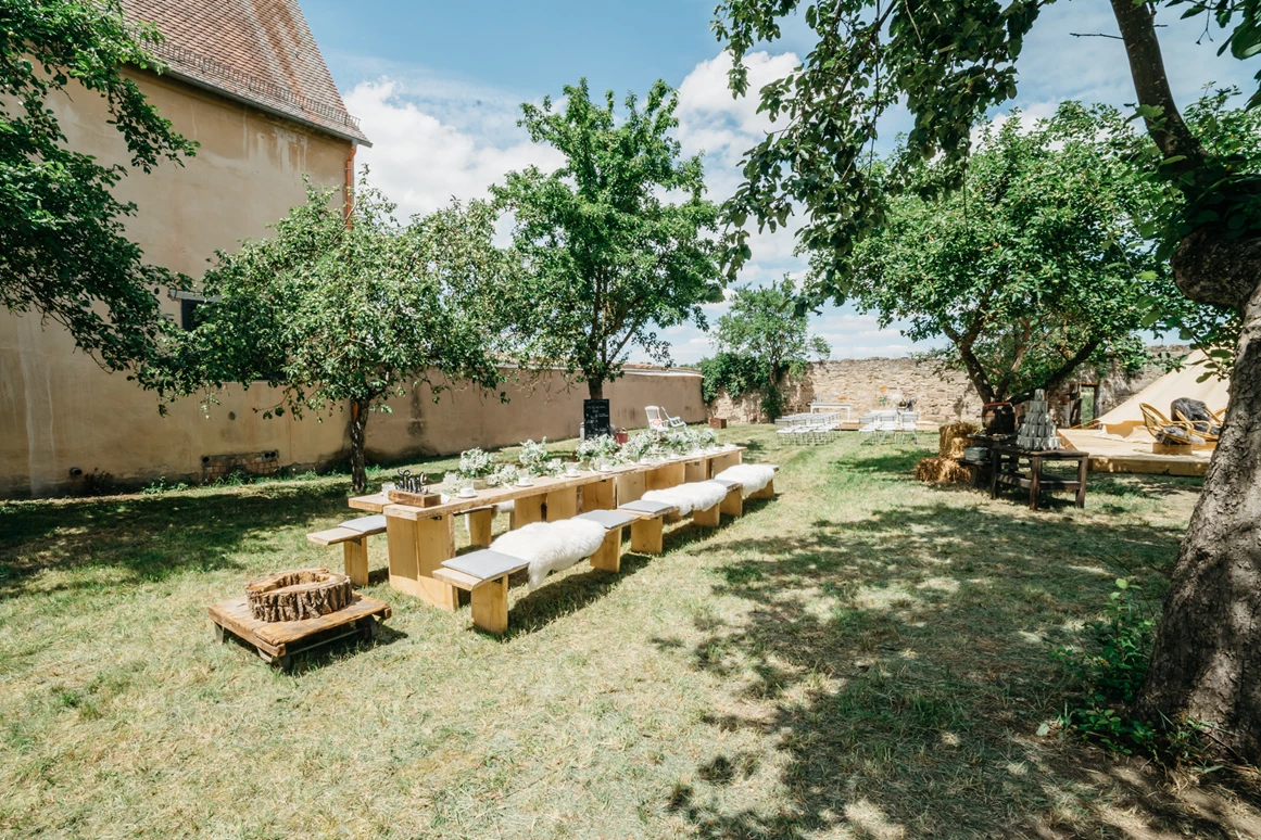 Hochzeitslocation: Bei Schönwetter kann die Hochzeitsfeier auch auf der Obstwiese stattfinden. - Hotel Riesengebirge