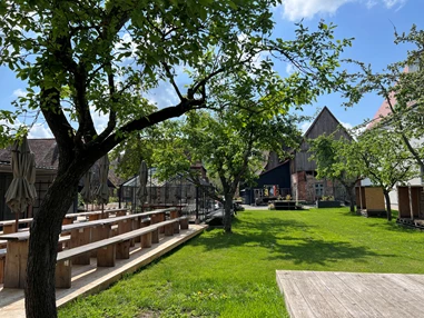 Hochzeitslocation: Die Obstwiese im Hotel Riesengebirge in Bayern. - Hotel Riesengebirge