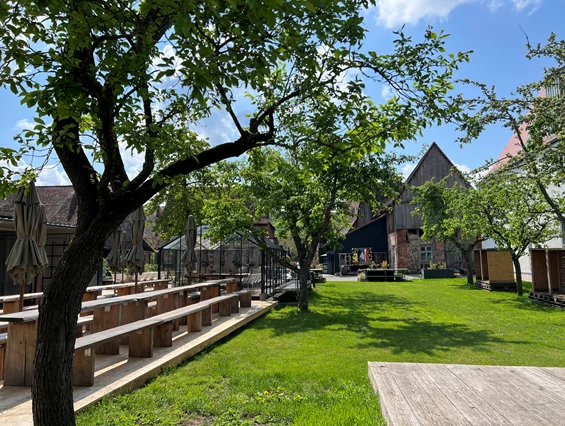 Hochzeitslocation: Die Obstwiese im Hotel Riesengebirge in Bayern. - Hotel Riesengebirge
