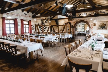 Hochzeit: Restaurant Gastraum mit eckigen Tischen - Weingut Weber