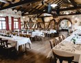 Hochzeit: Restaurant Gastraum mit eckigen Tischen - Weingut Weber