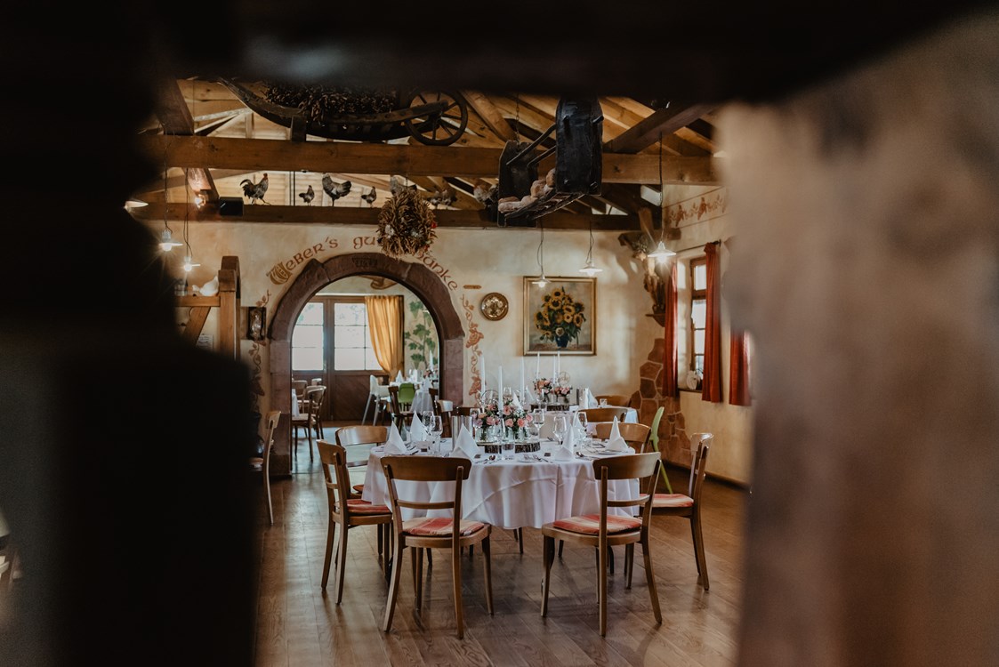 Hochzeit: Restaurant Gastraum mit runden Tischen - Weingut Weber