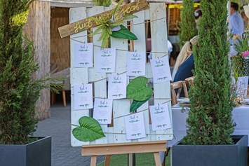 Hochzeit: Find your seat Schild im Garten  - Unique Eventlocation