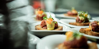 Hochzeit - Freigericht (Main-Kinzig-Kreis) - Flying Buffet Rinder-Tatar - Unique Eventlocation