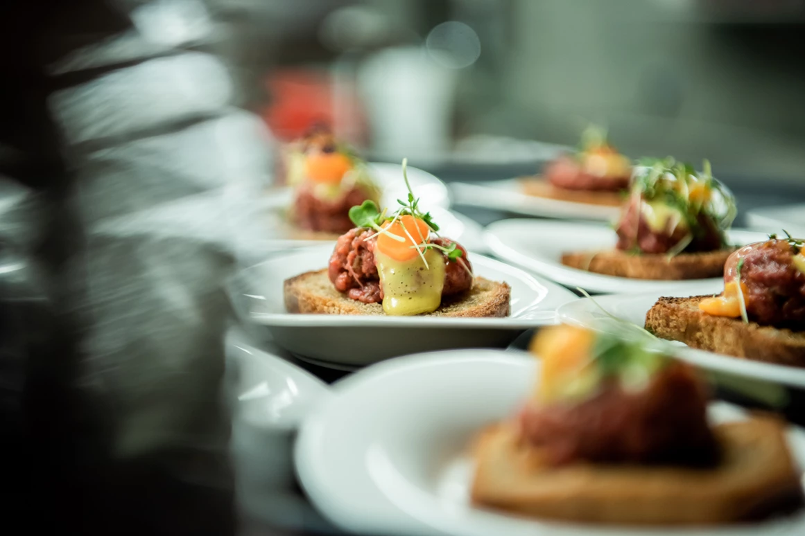 Hochzeitslocation: Flying Buffet Rinder-Tatar - Unique Eventlocation