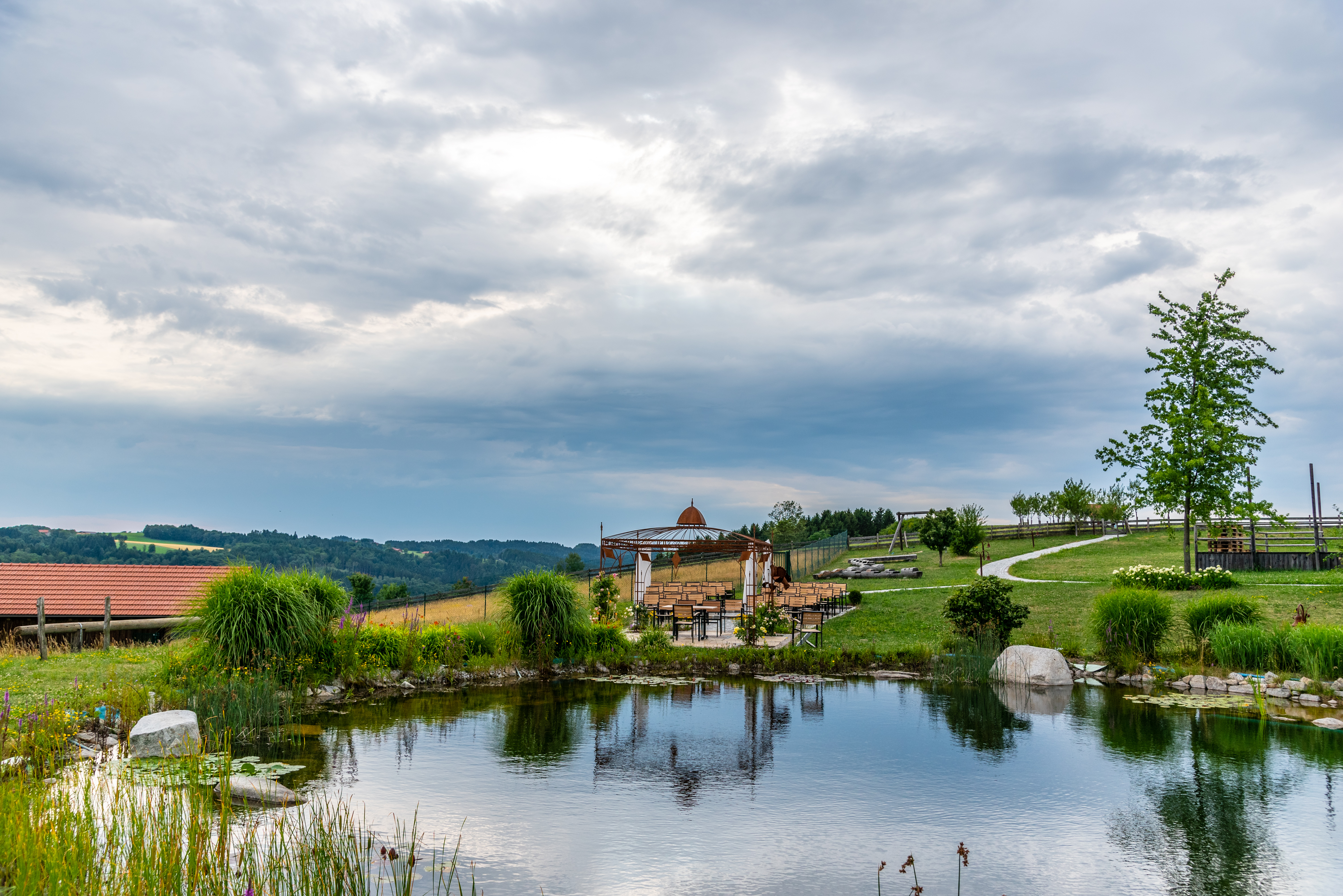 Hochzeitslocation: Das weitläufige Areal der Hochzeitslocation "Hoamat". - Hoamat - Essen Feiern Schlafen