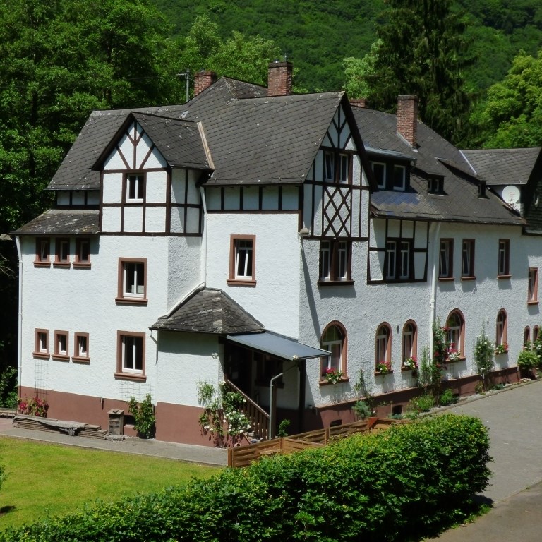 Hochzeit: Wald Villa Üssbach aussen - Wald Villa Üssbach