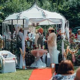 Hochzeit: Freie Trauung im Rosenpavillion in der Wald Villa Üssbach - Wald Villa Üssbach