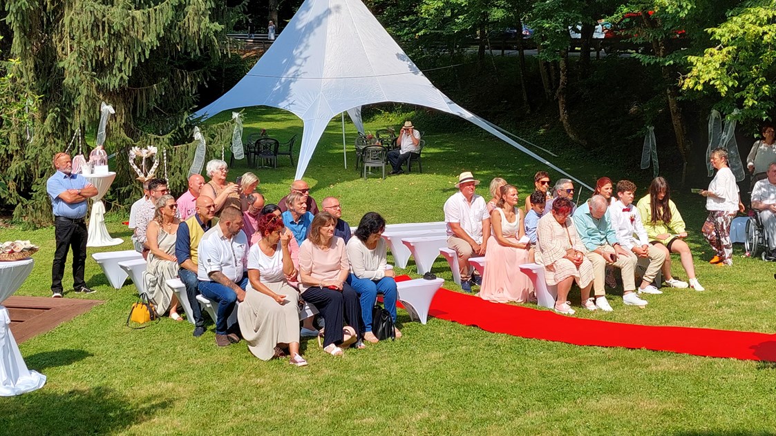 Hochzeit: Freie Trauung im großen Garten - Wald Villa Üssbach