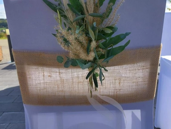 Hochzeitslocation: Edle Stuhl-Hussen  - Villa Katzenbuckel