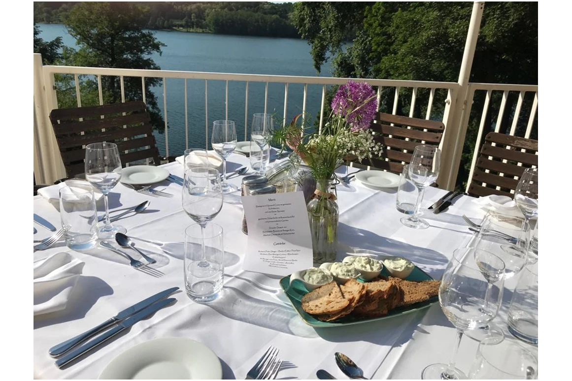 Hochzeitslocation: Seeterrasse  - Strandhotel Vier Jahreszeiten Buckow