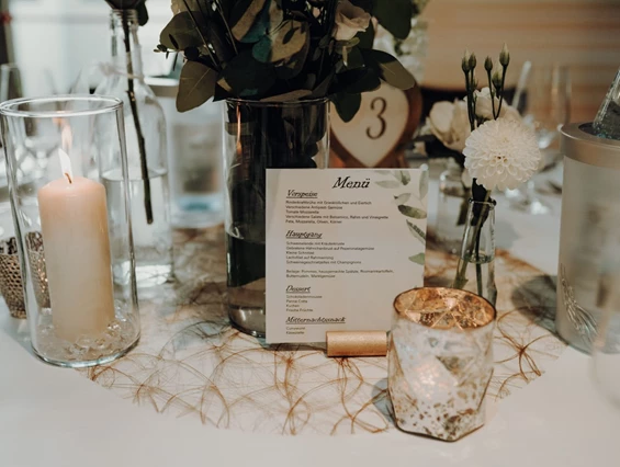 Hochzeitslocation: Tischdekoration in der Hochzeitslocation Rückhertz in Bayern. - Rückhertz