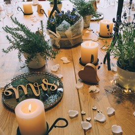 Hochzeit: Der Brauttisch für Mr. und Mrs. Perfect. - Granatalm - Herz am Berg