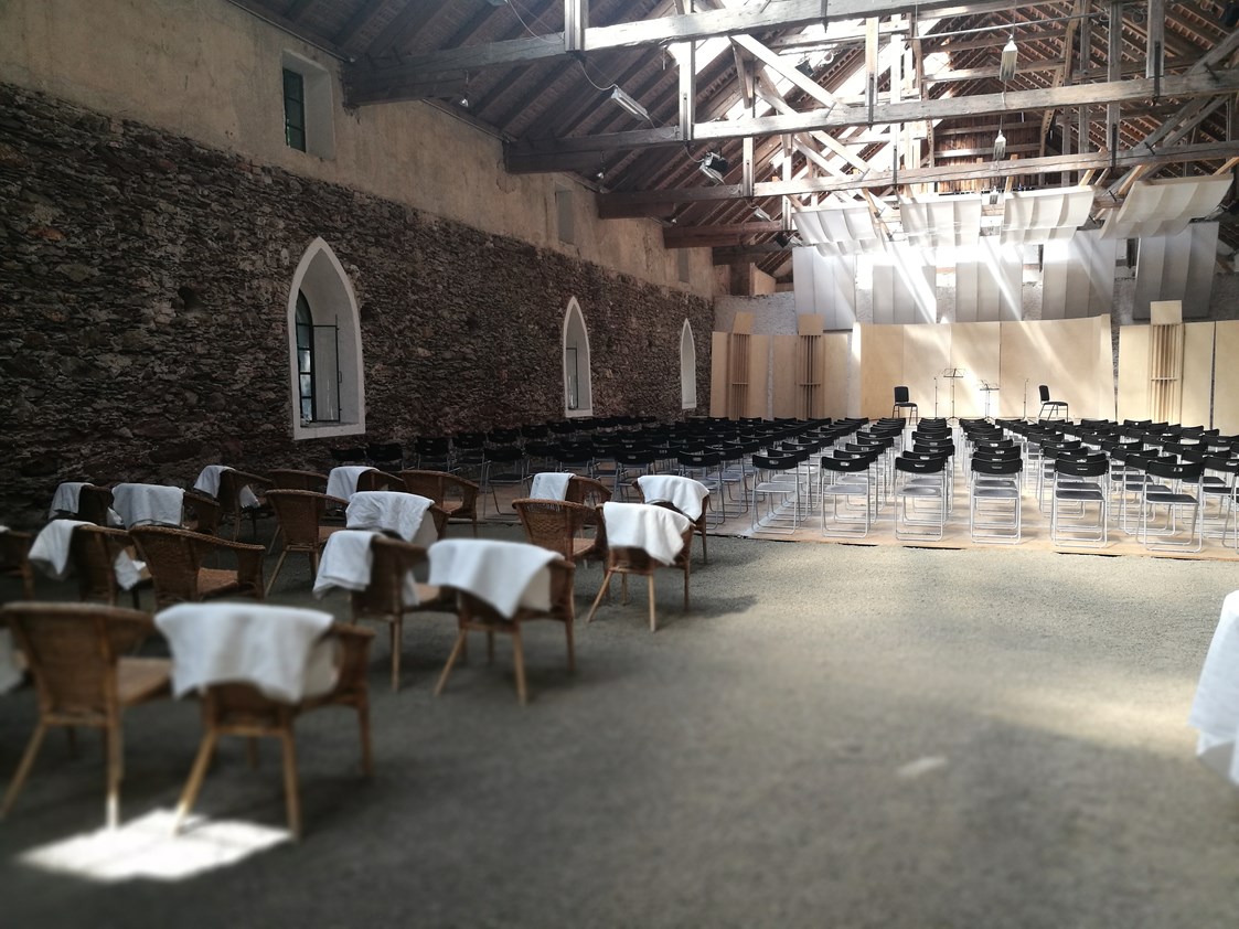 Hochzeit: In der alten Reitschule (vorbereitet für ein Konzert) - Burg Feistritz