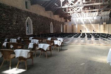 Hochzeit: In der alten Reitschule (vorbereitet für ein Konzert) - Burg Feistritz