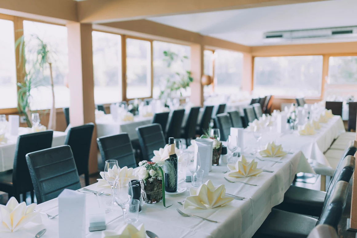 Hochzeitslocation: Der Festsaal der Fischerstube am Reintalersee. - Restaurant Fischerstube