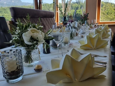 Hochzeitslocation: Hochzeitsmahl mit Blick auf den See - Restaurant Fischerstube