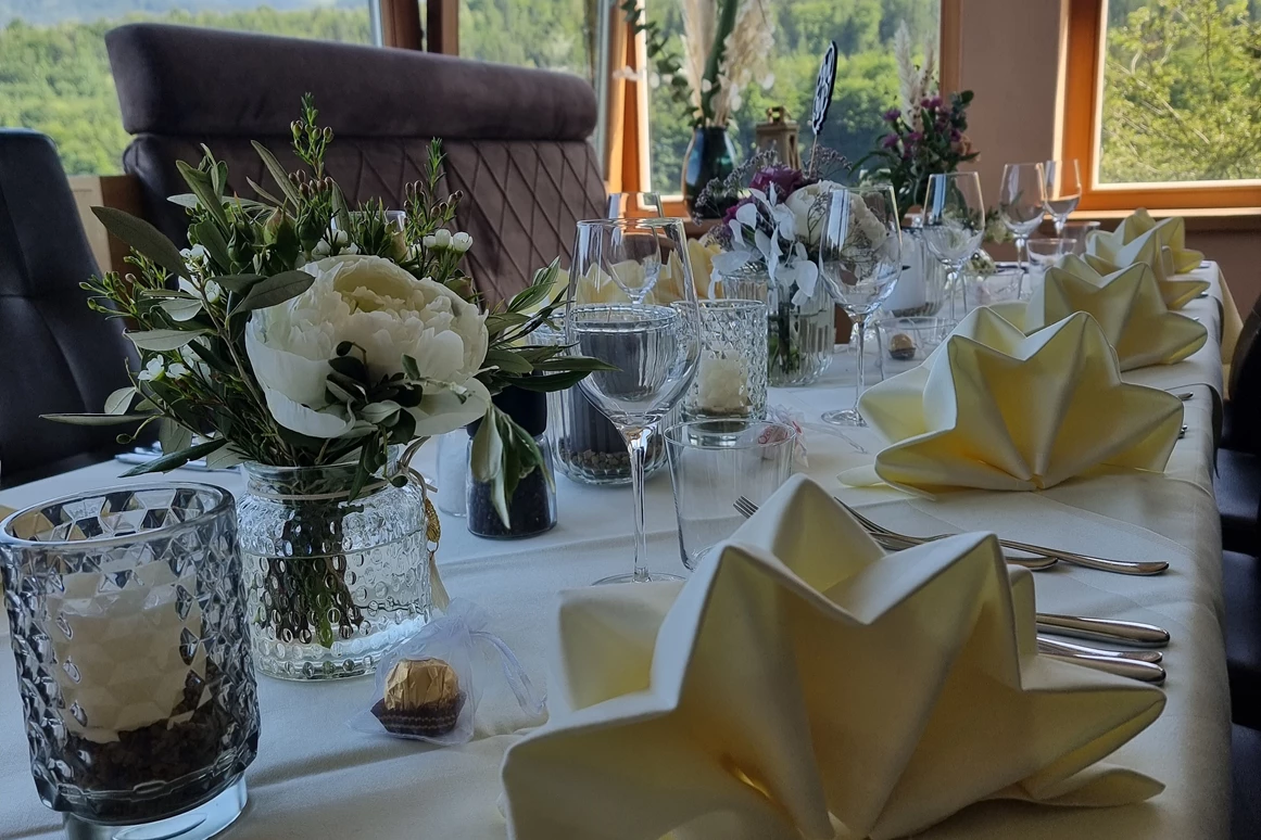 Hochzeitslocation: Hochzeitsmahl mit Blick auf den See - Restaurant Fischerstube