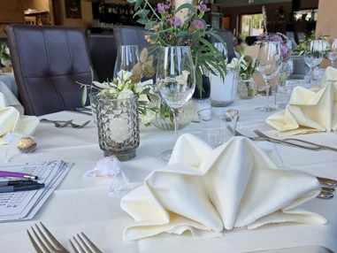 Hochzeitslocation: Hochzeitsmahl mit Blick auf den See - Restaurant Fischerstube