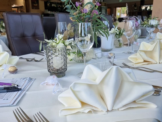 Hochzeitslocation: Hochzeitsmahl mit Blick auf den See - Restaurant Fischerstube