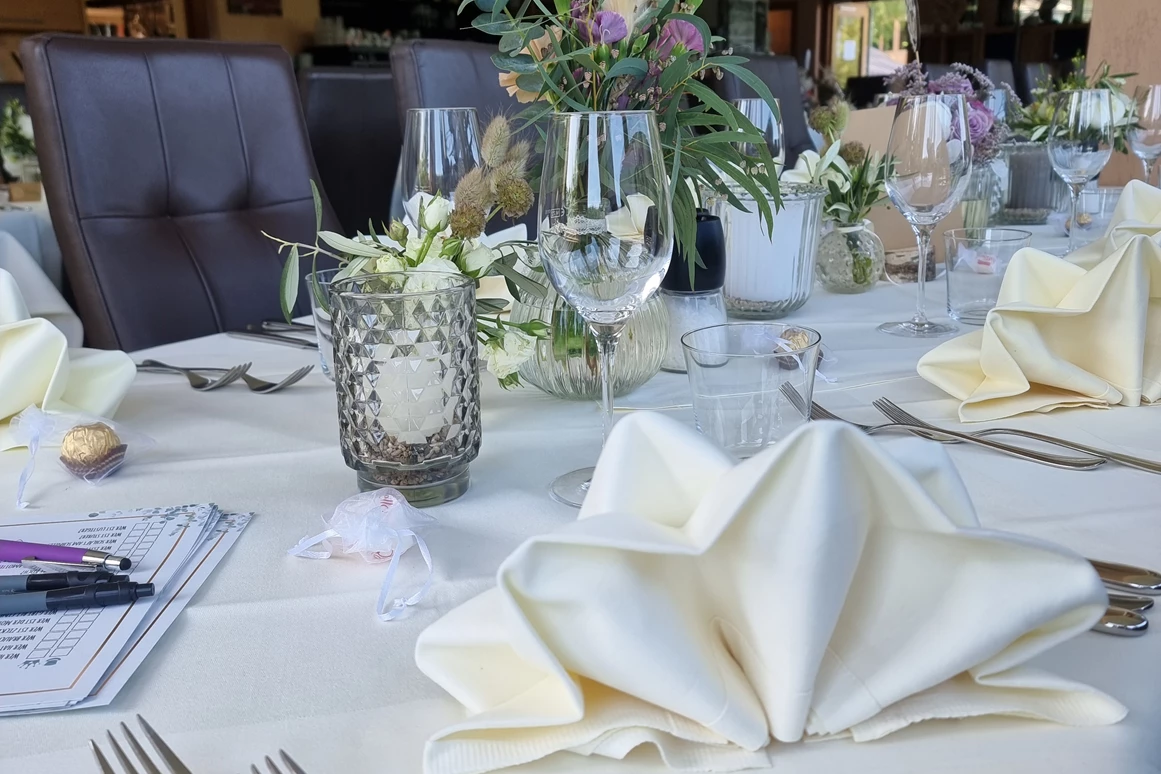 Hochzeitslocation: Hochzeitsmahl mit Blick auf den See - Restaurant Fischerstube
