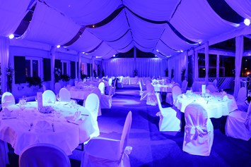 Hochzeit: Das Festzelt mit LED-Beleuchtung nach Wunschfarbe - Das Chadim