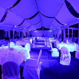 Hochzeit: Das Festzelt mit LED-Beleuchtung nach Wunschfarbe - Das Chadim