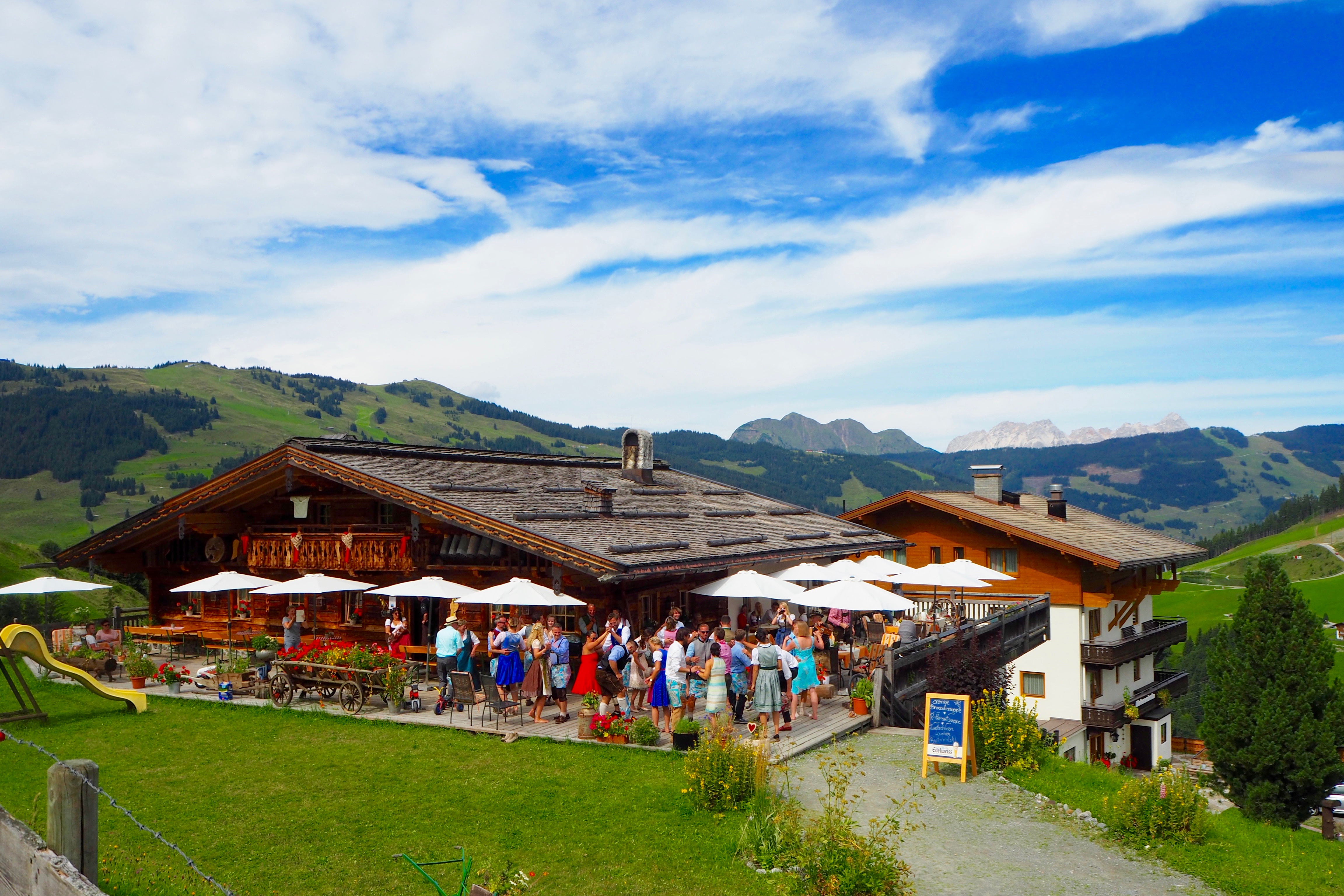 Hochzeitslocation: Tanzen auf Terasse - Die Almen - Saalbach Hinterglemm 