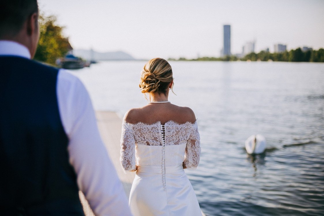 Hochzeit: Brautpaar am Wasser - Marina Restaurant