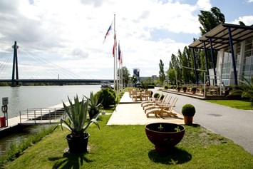 Hochzeit: Unsere Terrasse Platz für bis zu 150 Sitzplätze, bei Events bis zu 400 PAX  - Marina Restaurant