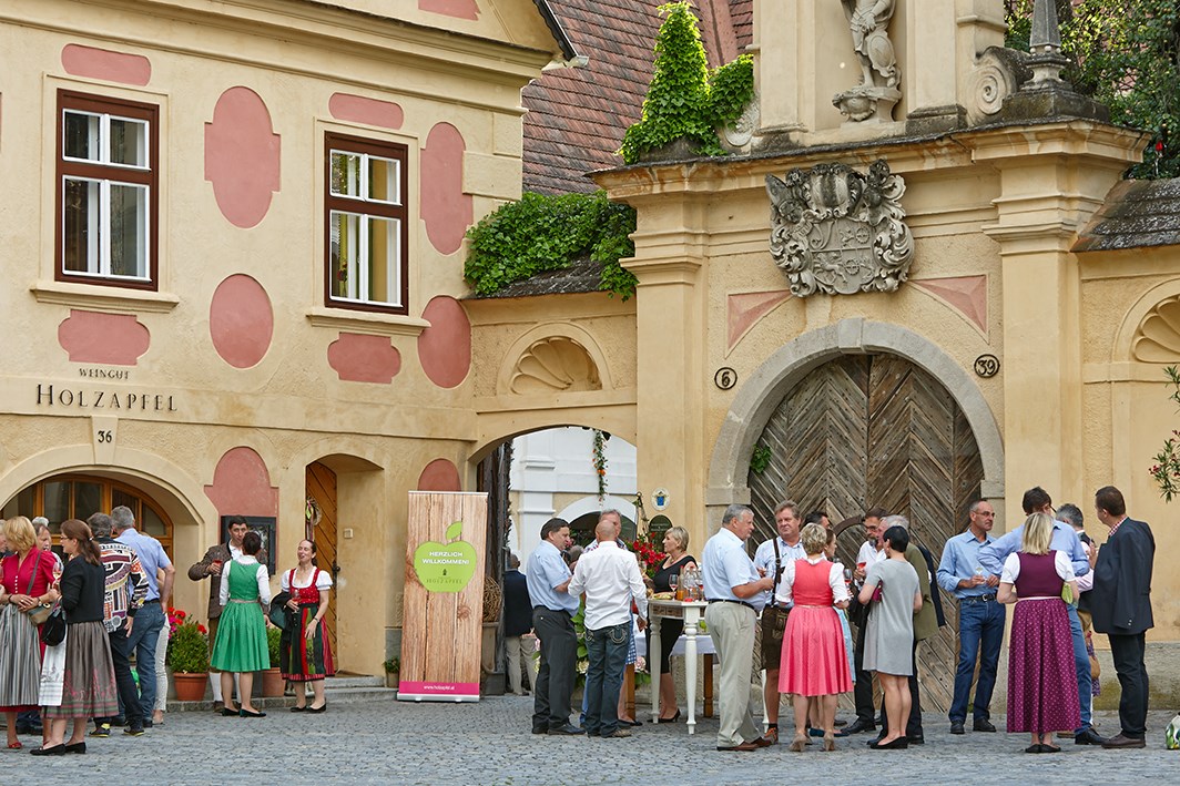 Hochzeit: Ein Sektempfang im Weingut Holzapfel Prandtauerhof. - Weingut Holzapfel Prandtauerhof