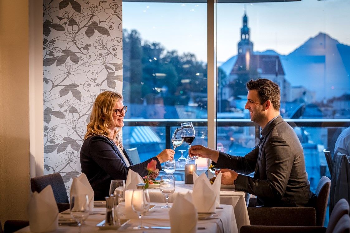 Hochzeit: Candle Light Dinner im IMLAUER Sky Restaurant, mit Blick auf die Müllner Kirche - IMLAUER Hotel Pitter Salzburg