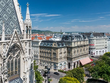 Hochzeit: Außenansicht von Votiv Kirche - Hotel Regina Wien