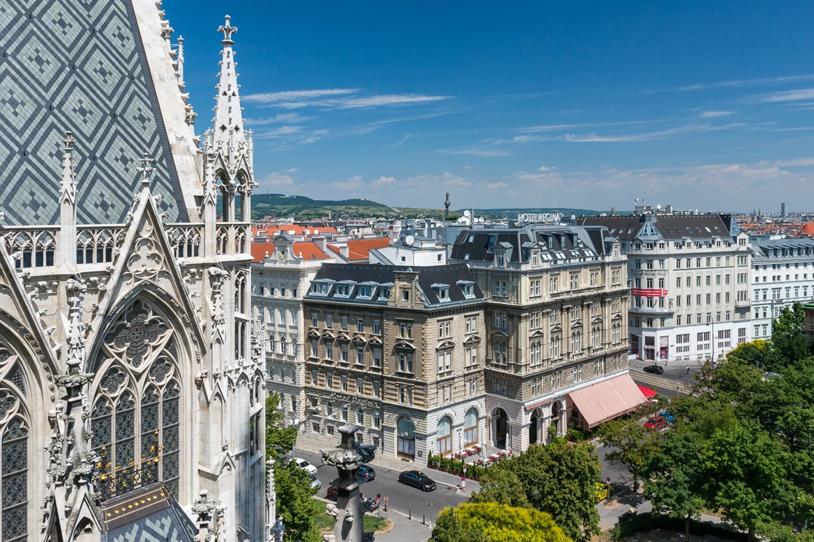 Hochzeit: Außenansicht von Votiv Kirche - Hotel Regina Wien
