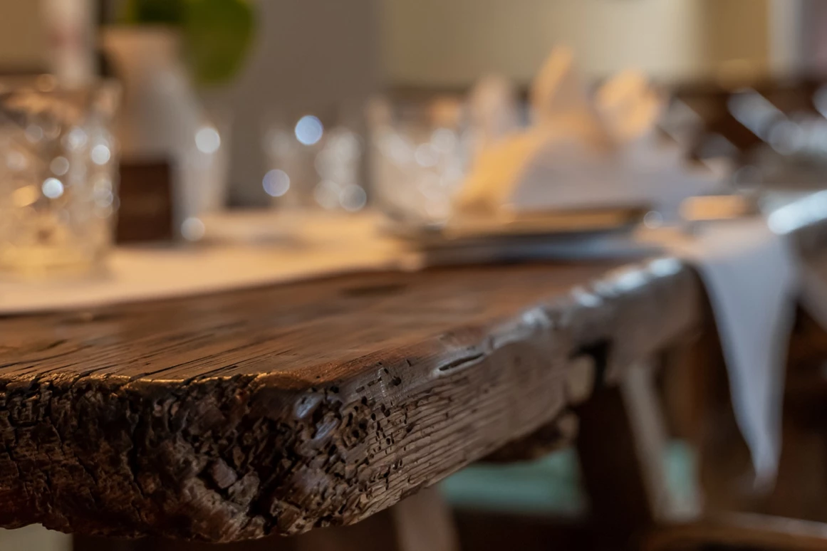 Hochzeitslocation: Auf Wunsch decken wir den Hochzeitstisch auch traditionell. - ****Hotel Schlosswirt zu Anif