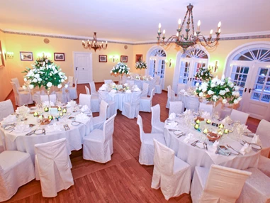 Hochzeitslocation: Der Biedermeiersaal des Schlosswirt Anif. - ****Hotel Schlosswirt zu Anif
