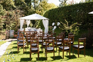 Hochzeit: Eine freie Trauung im Garten des Schlosswirt Anif. - ****Hotel Schlosswirt zu Anif