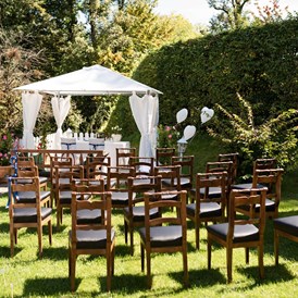 Hochzeit: Eine freie Trauung im Garten des Schlosswirt Anif. - ****Hotel Schlosswirt zu Anif