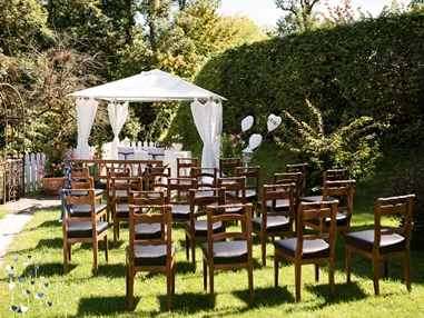 Hochzeitslocation: Eine freie Trauung im Garten des Schlosswirt Anif. - ****Hotel Schlosswirt zu Anif