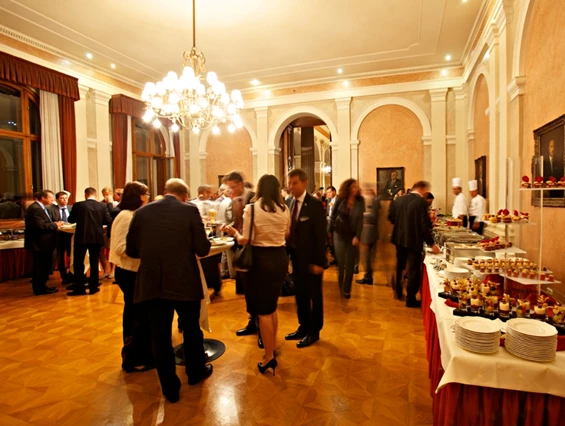 Hochzeitslocation: Roter Salon als Aperitifbereich - Wiener Börsensäle