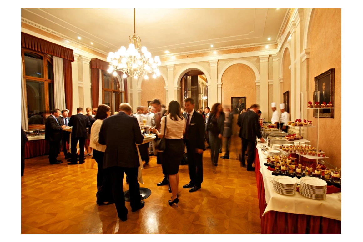 Hochzeitslocation: Roter Salon als Aperitifbereich - Wiener Börsensäle